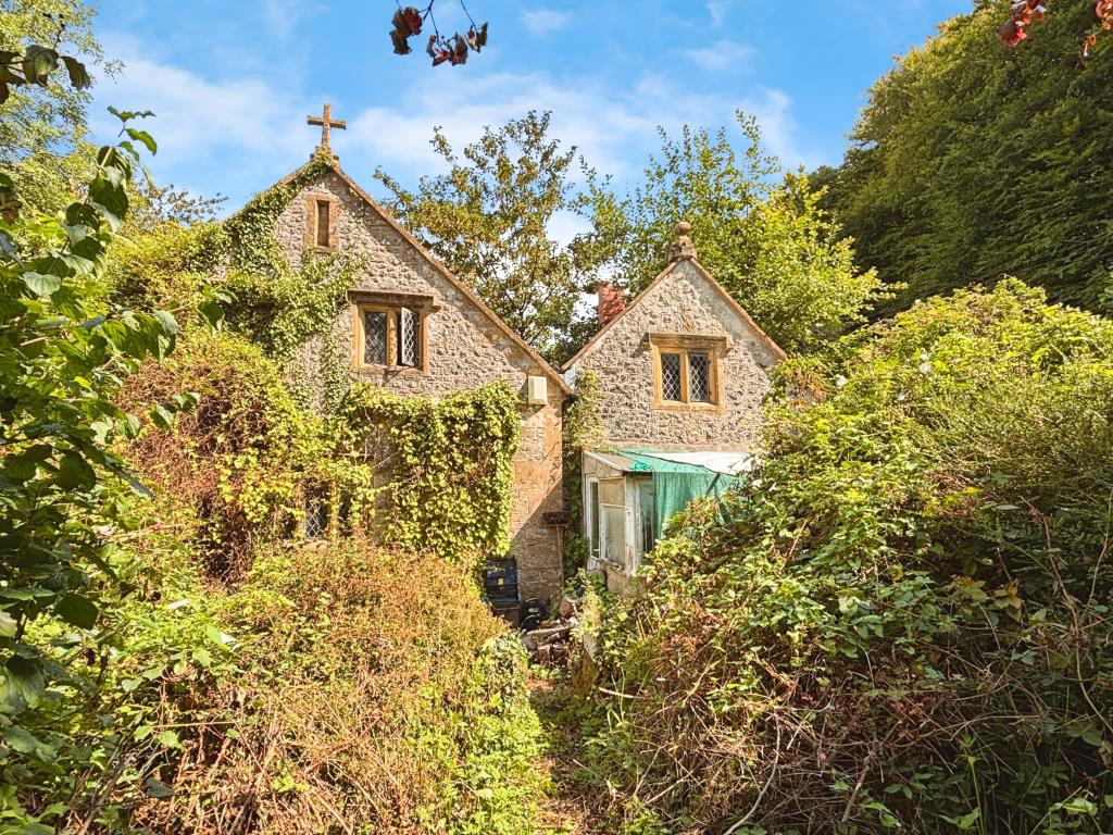 Lot: 125 - CHARACTER DETACHED PROPERTY FOR REFURBISHMENT - View of the side of property